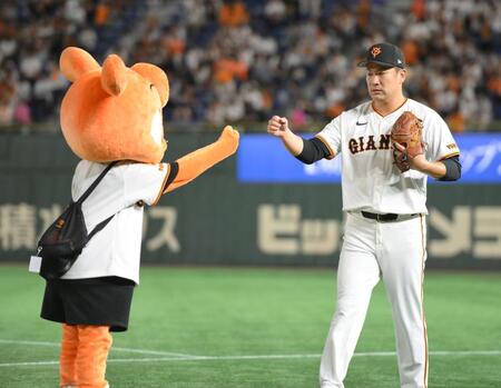 　キャッチボールを終え、キッズジャビットとグータッチをする田中将（右）＝撮影・伊藤笙子