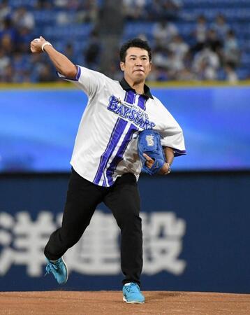 　セレモニアルピッチでマウンドから投球する松山英樹（撮影・佐藤厚）