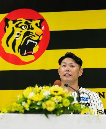 　現役引退の記者会見をする阪神の原口文仁内野手＝３０日、兵庫県西宮市