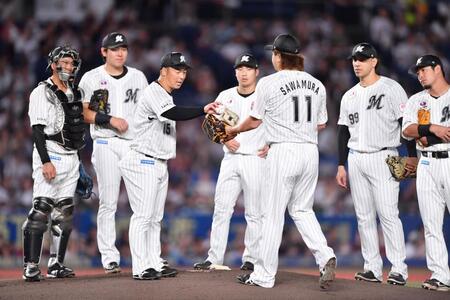 　引退試合に先発し、２番手の沢村（１１）にボールを渡す美馬（中央左）＝撮影・開出牧