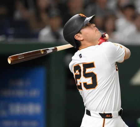 　１回、右翼へ高々と打球を打ち上げる岡本（撮影・伊藤笙子）