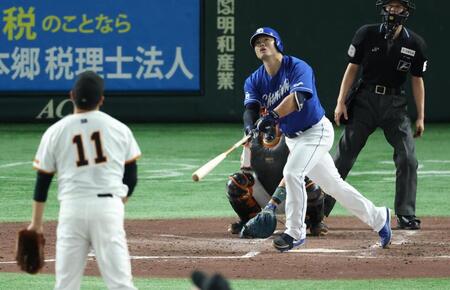 　３回、２ランを放つ細川（撮影・金田祐二）