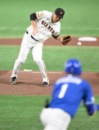 　１回、岡林（手前）に投手強襲の安打を浴びる田中将（撮影・伊藤笙子）