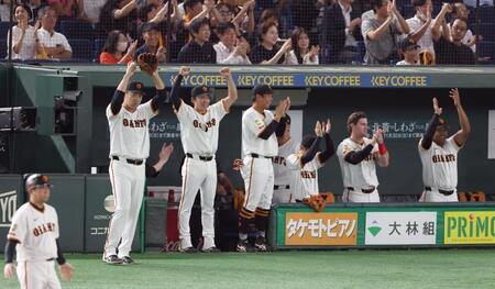 　１回、中山の２点二塁打で喜ぶ田中将（左端）＝撮影・金田祐二