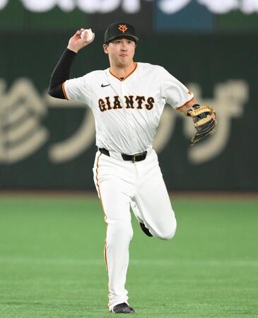 　２回、福永のゴロをさばく遊撃手・泉口（撮影・伊藤笙子）