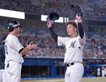 　１回途中に降板し、スタンドの声援に応えるロッテ・美馬＝ＺＯＺＯマリン