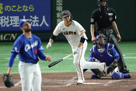 　４回、左前打を放つ田中将（撮影・金田祐二）