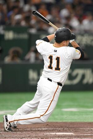 【写真】バット振り過ぎた？巨人・田中将　勢いあまって打席で転倒