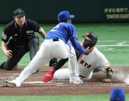 　５回、マルテの暴投でオコエが本塁突入もタッチアウト（撮影・金田祐二）