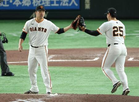 　６回、福永を三ゴロにしとめ岡本とタッチを交わす田中将（撮影・金田祐二）