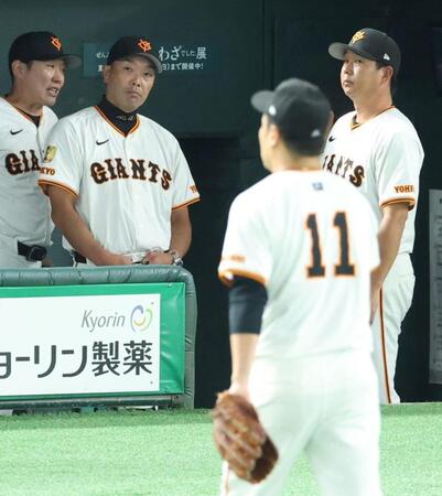 　６回を投げきった田中将と阿部監督（撮影・金田祐二）