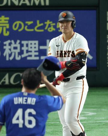 　７回、死球を受け、梅野を見つめる岡本（撮影・金田祐二）