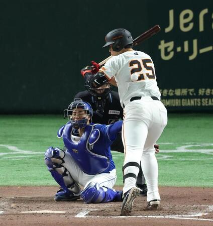 　７回、死球を受ける岡本（撮影・金田祐二）