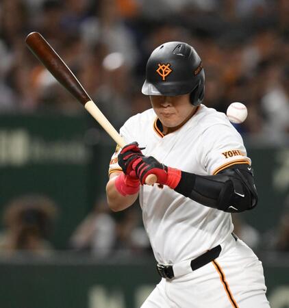 　７回、死球を受ける岡本（撮影・伊藤笙子）