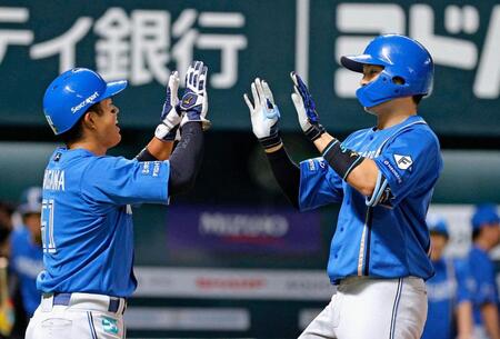 　４回、先制２ランを放ち、今川（左）とタッチを交わす郡司