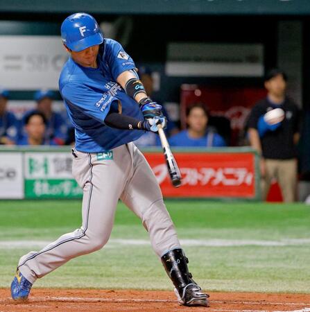 　４回、郡司が右中間に先制２ランを放つ