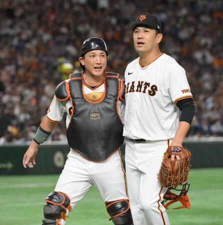 　５回を投げ終えて勝利投手の権利を得た田中将（右）を労う小林（撮影・伊藤笙子）