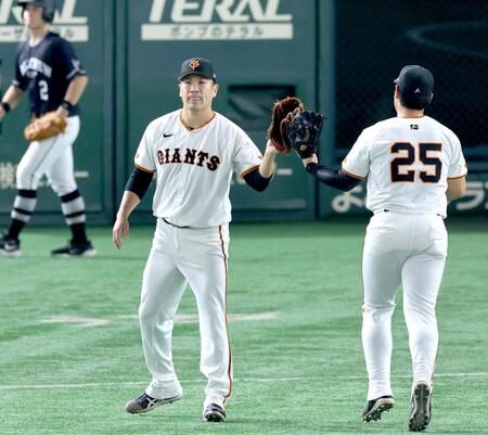 　６回、福永を三ゴロに打ち取り、三塁手岡本（右）とタッチを交わす田中将