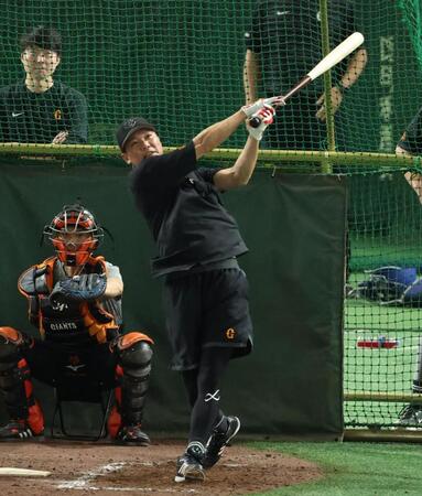 　試合前、打撃練習する坂本（撮影・金田祐二）