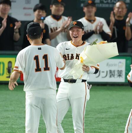 　日米通算２００勝達成の田中将を祝福する坂本（撮影・金田祐二）