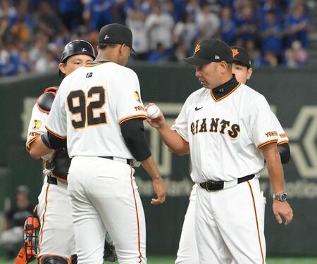 　８回、大勢に代えてマルティネス（左）を投入する阿部監督（撮影・伊藤笙子）