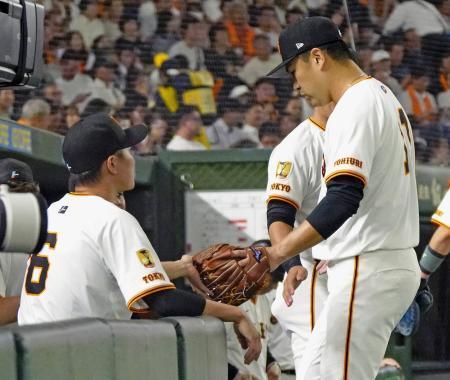 　５回を投げ終え、坂本（左）に迎えられる巨人・田中将＝東京ドーム