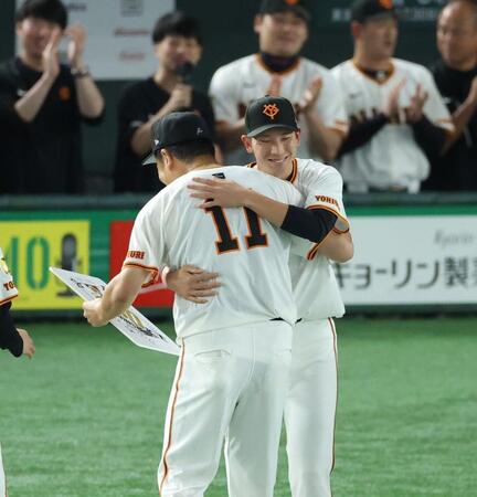 　田中将を祝福する戸郷（撮影・金田祐二）