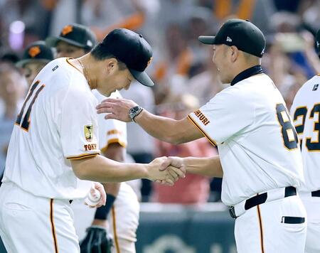 　日米通算２００勝を挙げ、阿部監督（右）と握手を交わす田中将