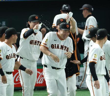 　日米通算２００勝を達成し水を掛けられて祝福される田中将（撮影・金田祐二）