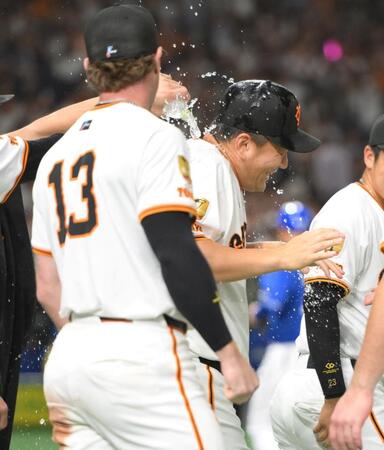 　日米通算２００勝を達成し、大勢と田中瑛斗から水を掛けられる田中将（撮影・伊藤笙子）