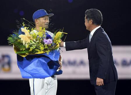 　工藤公康氏（右）からねぎらいの言葉をかけてもらう森唯（撮影・佐藤厚）