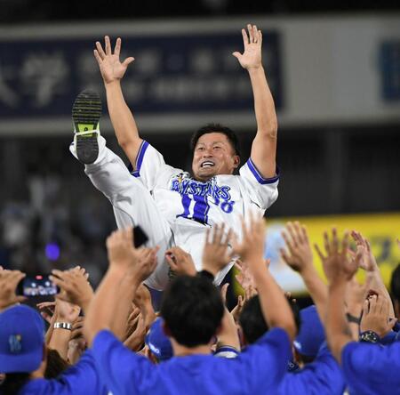 　選手たちの手で胴上げされる森唯（撮影・佐藤厚）