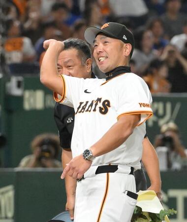 　試合後、引退する笠原昌春審判員（奥）との記念撮影前に退場のジェスチャーをする阿部監督（撮影・伊藤笙子）