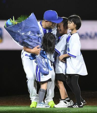 　３人の子どもたちを抱きしめる森唯（撮影・佐藤厚）