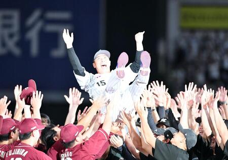 　引退セレモニーで両軍ナインから胴上げされる美馬（撮影・開出牧）