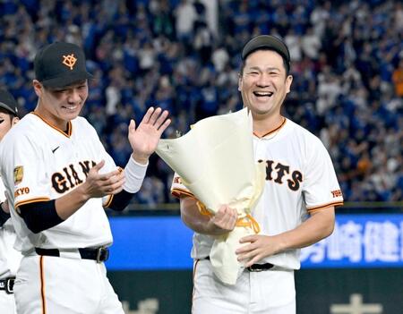 　日米通算２００勝を達成し、坂本（左）から花束を受け取った田中将