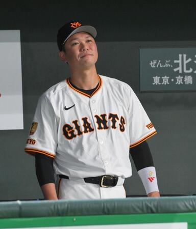 　日米通算２００勝を達成した田中将のヒーローインタビューをベンチから見つめる坂本（撮影・伊藤笙子）