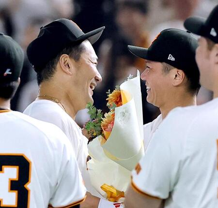 　日米通算２００勝を挙げ、坂本（右）から花束を受け取る田中将