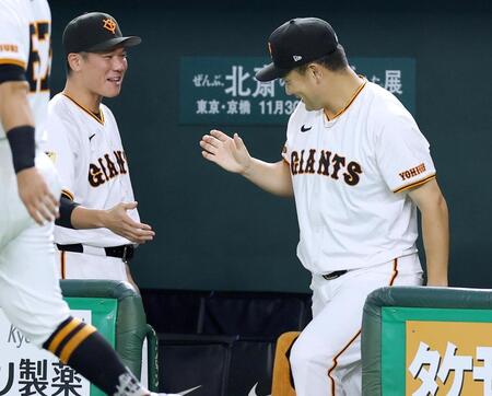 　日米通算２００勝を達成し、坂本（左）とタッチを交わす田中将