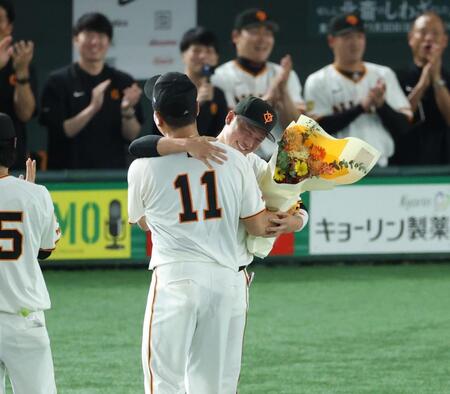　日米通算２００勝の田中将を祝福する坂本（撮影・金田祐二）