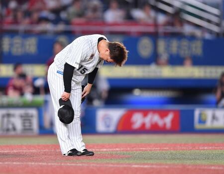 　引退試合の先発マウンドに登板しライトスタンドに向かって深々と一礼する美馬（撮影・開出牧）