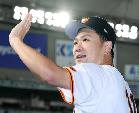 　日米通算２００勝を達成し、ファンとタッチを交わす田中将