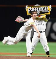 　始球式を行う声優の内田真礼（２４年６月）