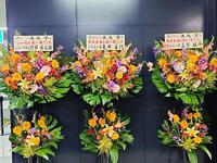 　美馬に届けられた阿部監督、亀井コーチ、高梨の花