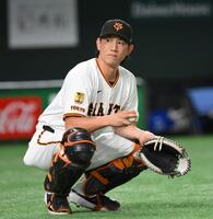 　田中将と公式戦で初めてバッテリーを組む小林（撮影・伊藤笙子）