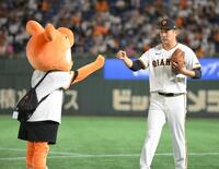 　キャッチボールを終え、キッズジャビットとグータッチをする田中将（右）＝撮影・伊藤笙子