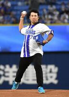 　セレモニアルピッチでマウンドから投球する松山英樹（撮影・佐藤厚）