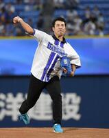 　セレモニアルピッチでマウンドから投球する松山英樹（撮影・佐藤厚）