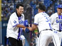 　セレモニアルピッチで打席に立った森敬（右）と握手する松山英樹（撮影・佐藤厚）