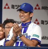 　松山英樹に拍手を送る三浦監督（撮影・佐藤厚）